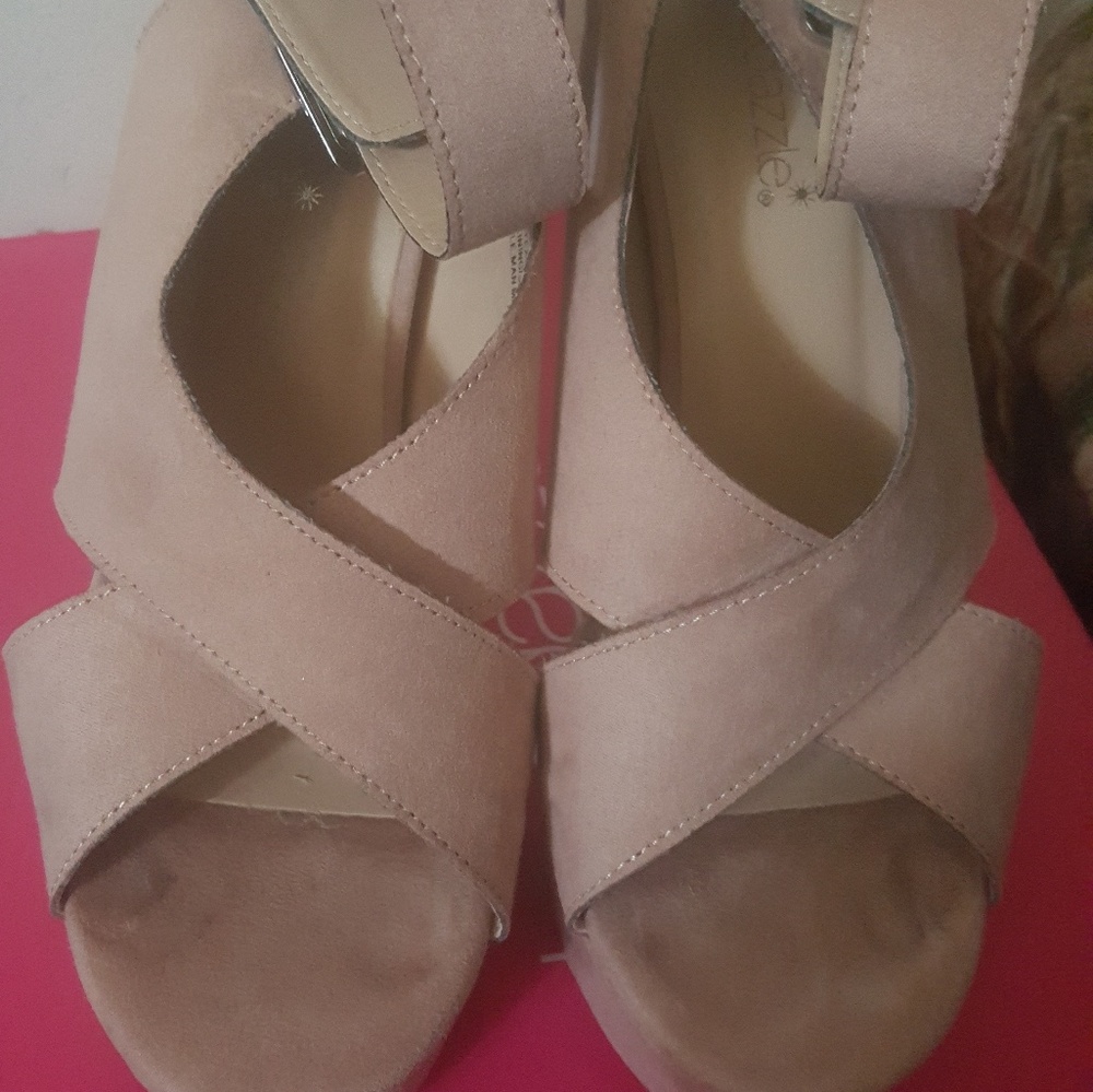 Shoe dazzle women's Slingbacks sandals barely worn